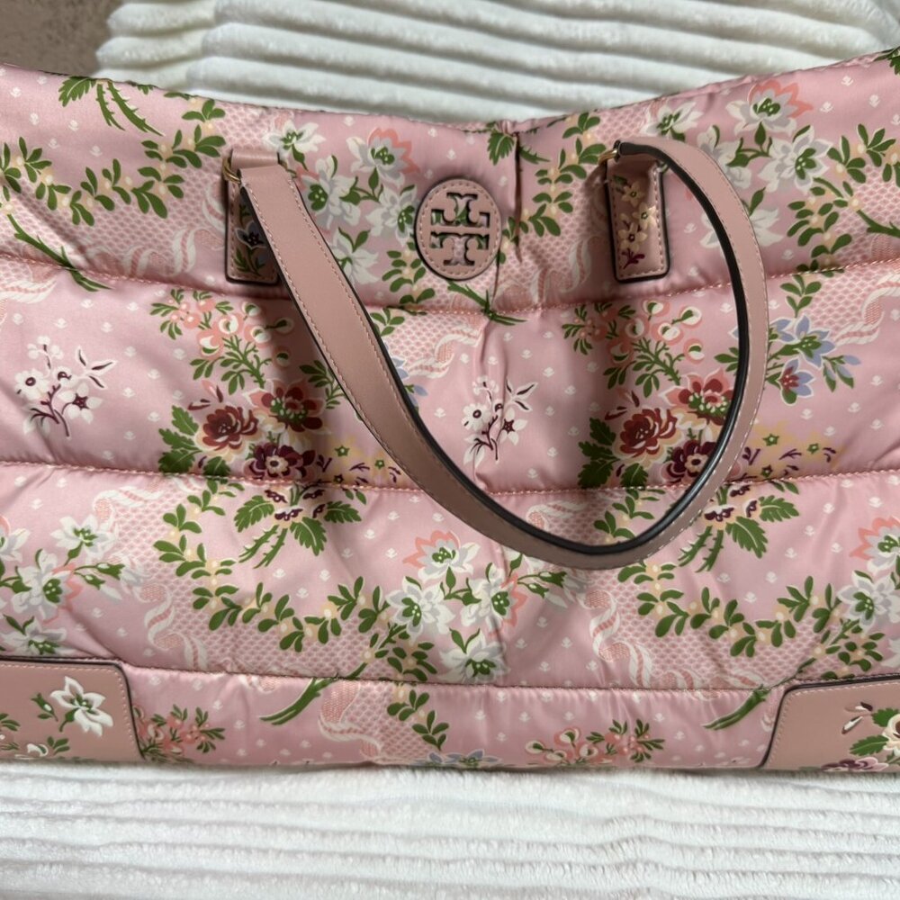 Feminine Tory Burch Tote Bag
